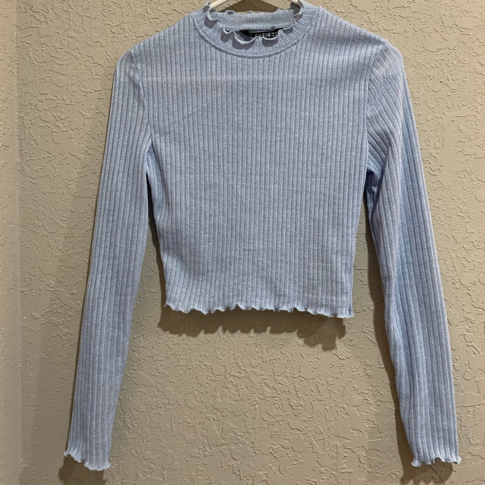 Baby blue long-sleeve tight crop top